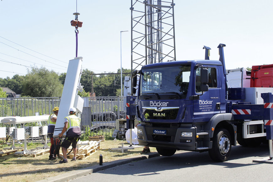 Autokran hilft bei Installation von 5G-Antennen